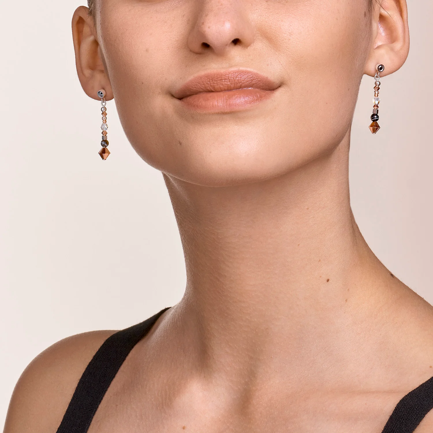 Boucles d'oreille Amulette small Cristaux  & onyx rayé gris-cristal - Image 4