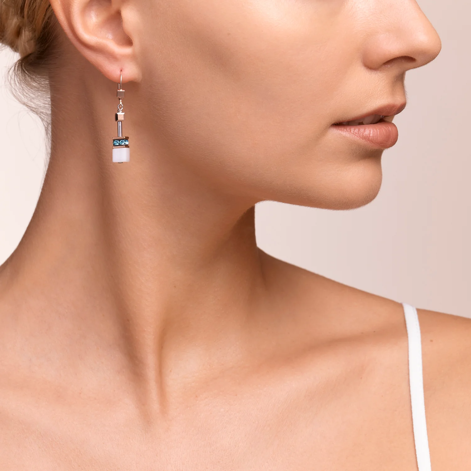 Boucles d'oreille GeoCUBE® Cristaux  & pierres précieuses aqua-beige - Image 4