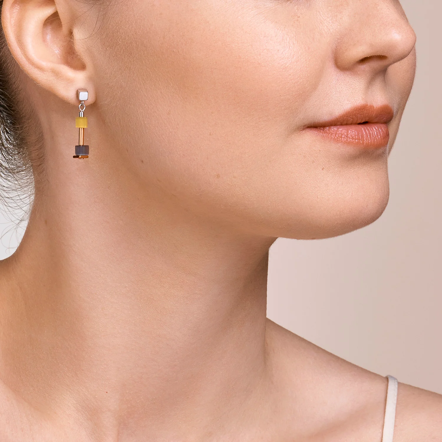 Boucles d'oreille GeoCUBE® fin beige-olive pastel - Image 4