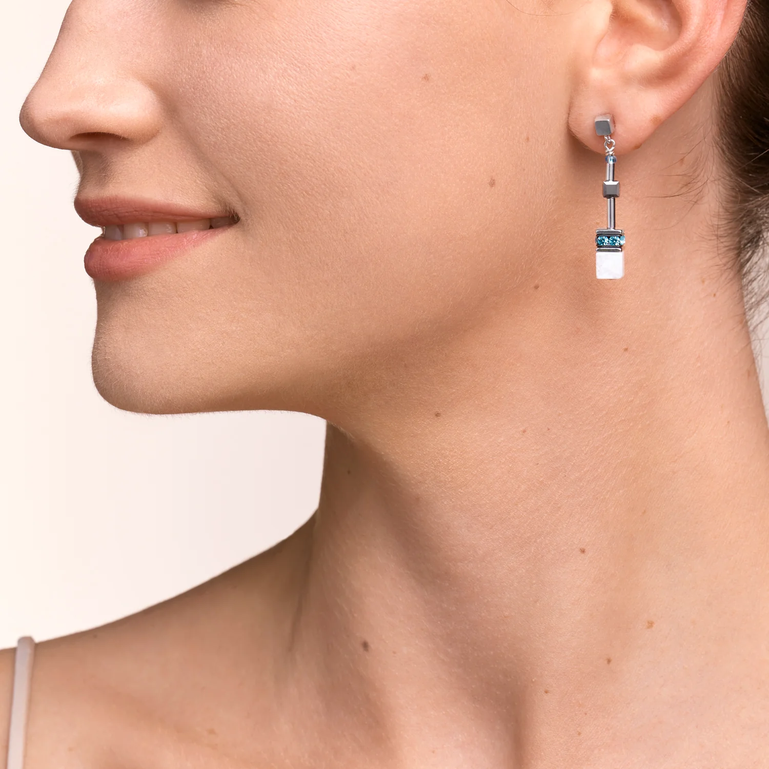 Boucles d'oreille GeoCUBE® medium aqua-blanc - Image 4