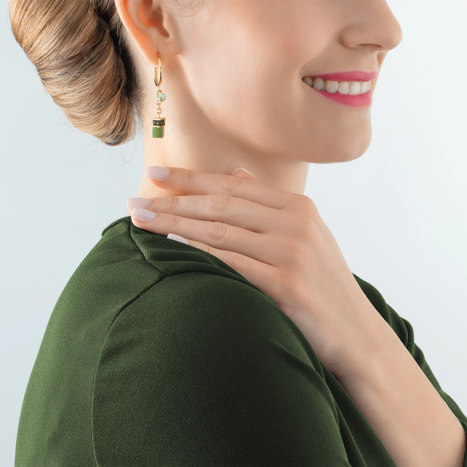 Boucles d'oreilles créole GeoCUBE® Festive Layer or-vert - Image 4