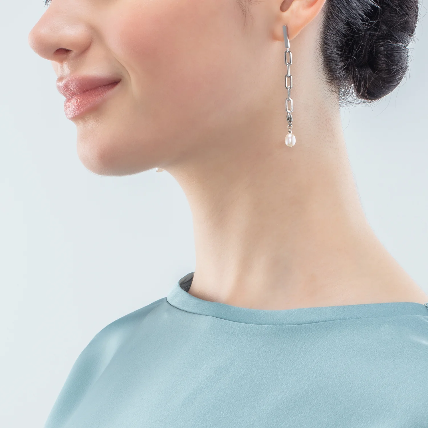 Boucles d'oreilles Modern Chain et perles d'eau douce Charms argent - Image 4